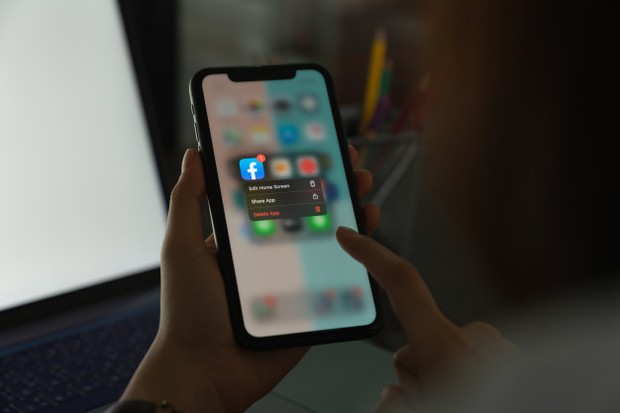 Hapus aplikasi/freepik.con Menghapus aplikasi dari handphone sehingga tidak mudah untuk membuka media sosial.
