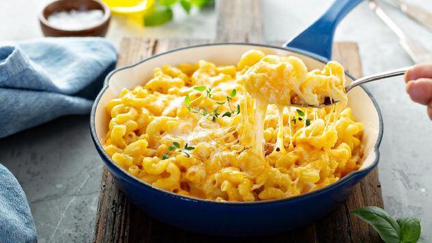 Baked mac and cheese in a cast iron pan