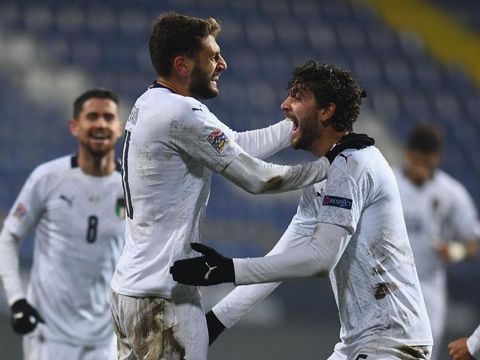 SARAJEVO, BOSNIA AND HERZEGOVINA - NOVEMBER 18:  Domenico Berardi of Italy celebrates with Manuel Locatelli after scoring the second goal during the UEFA Nations League group stage match between Bosnia-Herzegovina and Italy at Stadium Grbavica on November 18, 2020 in Sarajevo Bosnia and Herzegovina.  (Photo by Claudio Villa/Getty Images)