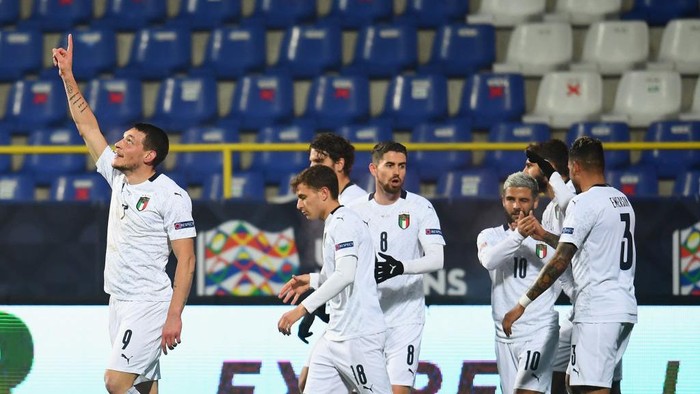 SARAJEVO, BOSNIA AND HERZEGOVINA - NOVEMBER 18: Andrea Belotti of Italy celebrates with team-mates after scoring the opening goal during the UEFA Nations League group stage match between Bosnia-Herzegovina and Italy at Bilino Polje Stadium on November 18, 2020 in Zenica, Bosnia and Herzegovina. (Photo by Claudio Villa/Getty Images)