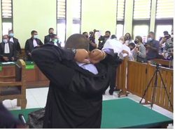 Jerinx Peluk Erat Sang Bunda Usai Sidang Putusan Digelar