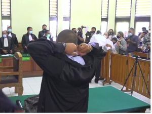 Jerinx Peluk Erat Sang Bunda Usai Sidang Putusan Digelar Jerinx Peluk Erat Sang Bunda Usai Sidang Putusan Digelar