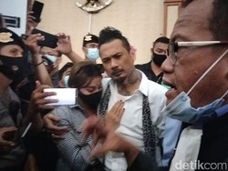 Jerinx Divonis 14 Bulan Penjara di Depan Ibunda, Nora Alexandra dan Anji