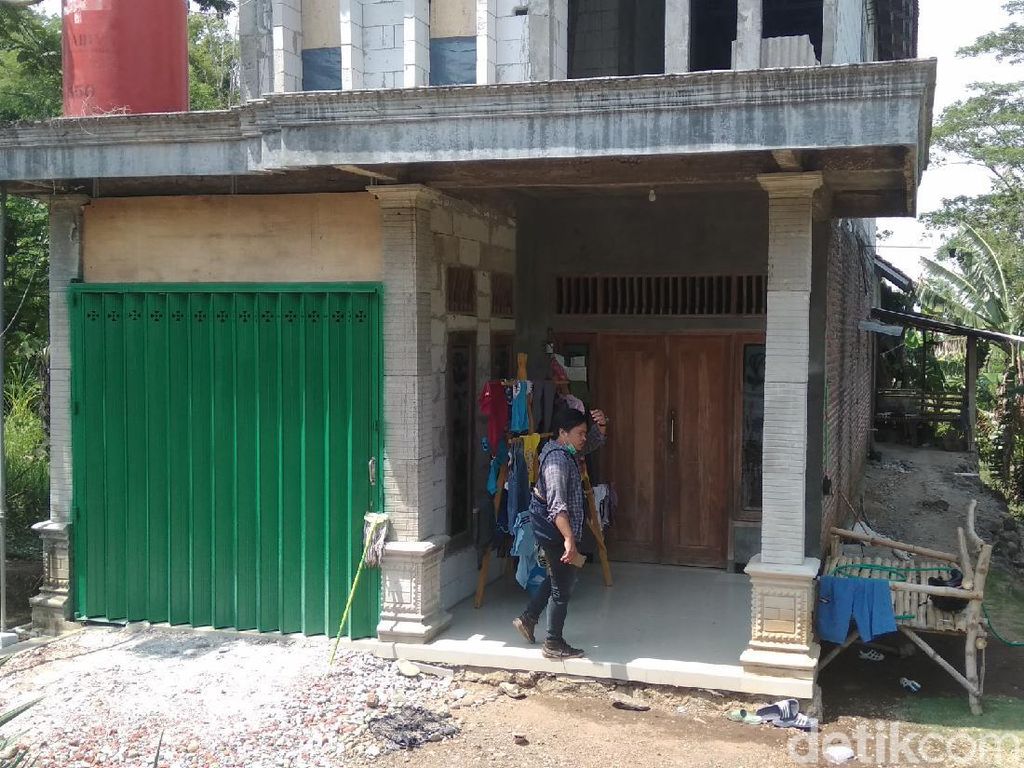 Pencuri Bacok Pasutri di Mojokerto Usai Kepergok Bobol Rumahnya Pencuri Bacok Pasutri di Mojokerto Usai Kepergok Bobol Rumahnya