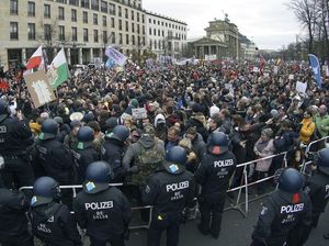 Begini Cara Jerman Bubarkan Kerumunan Massa Pelanggar Protokol COVID-19