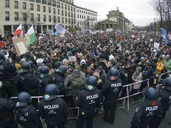 Begini Cara Jerman Bubarkan Kerumunan Massa Pelanggar Protokol COVID-19