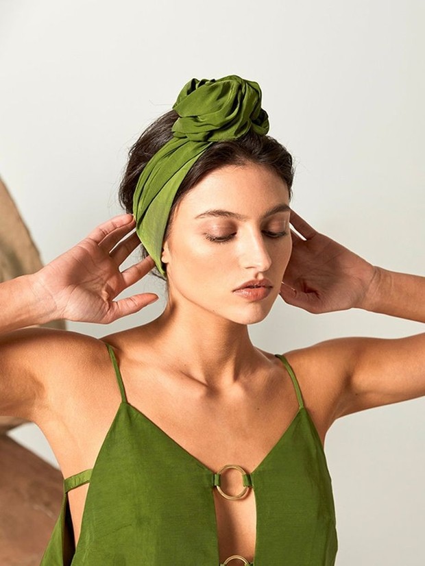 Jika ingin penampilan yang sempurna pada outfit kamu, coba pikirkan untuk mengenakan knotted headband.