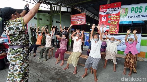 Lansia di Pengungsian Merapi Semangat Banget Ikut Senam