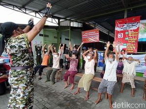 Lansia di Pengungsian Merapi Semangat Banget Ikut Senam