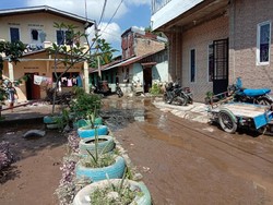 Banjir Terjadi di Medan, Warga Bersihkan Rumah dari Sisa Lumpur