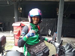 Mantan Pebalap Moto2 Banting Setir Jadi Pengantar Nasi Ayam Penyet