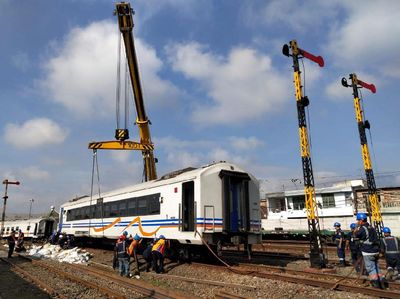 Melihat Evakuasi Gerbong Kereta di Malang yang Anjlok Usai Berjalan Sendiri