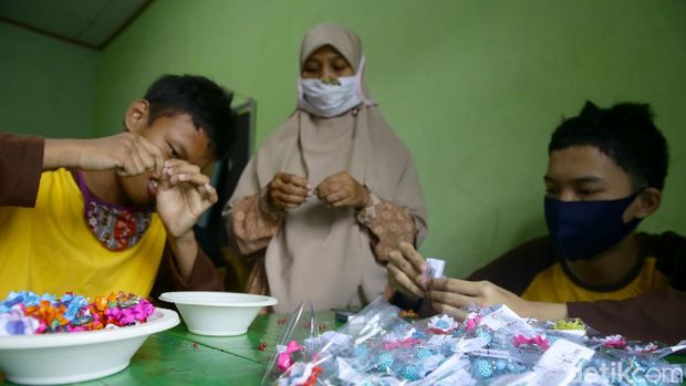 Sejumlah siswa berkebutuhan khusus mengikuti kegiatan pelatihan kerajinan. Kegiatan tersebut digelar untuk memberikan bekal keterampilan dan menyiapkan kemandirian.
