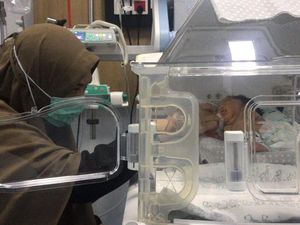 Oki Setiana Dewi Cerita Detik-detik Melahirkan, Sedih Tak Bisa Menyusui Dini