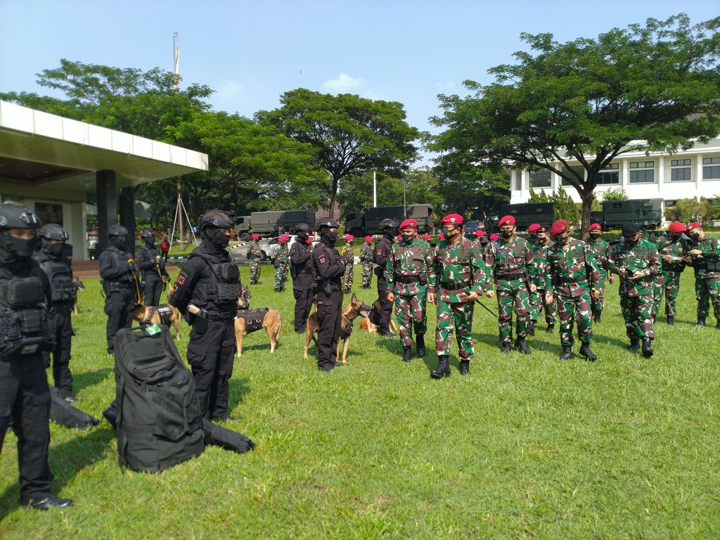 Panglima TNI Marsekal Hadi Tjahjanto cek kesiapan pasukan Kopassus