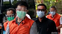 Penyuap Eks Sekretaris MA Nurhadi Nunduk Aja