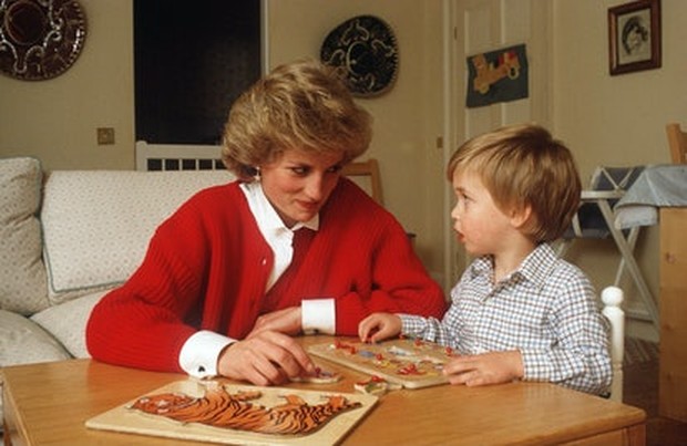 Kali ini Putri Diana memilih cardigan dengan warna yang menonjol, yaitu warna merah.