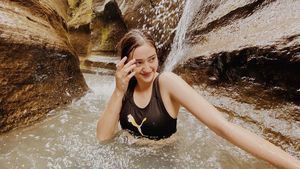 10 Potret Ranty Maria Mandi di Curug, Bahagia Banget!