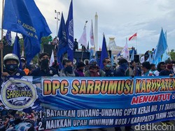 Ribuan Buruh Kembali Tolak Omnibus Law dan UMK di Kantor Gubernur Jatim