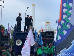 Ribuan Buruh Terus Berdatangan di Kantor Gubernur Jatim, Tuntut UMK 2021 Naik
