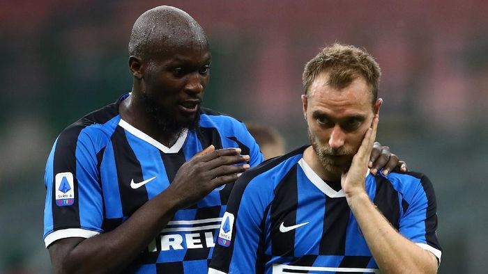 Romelu Lukaku Christian Eriksen MILAN, ITALY - JULY 22: Romelu Lukaku of FC Internazionale speaks to Christian Eriksen during the Serie A match between FC Internazionale and ACF Fiorentina at Stadio Giuseppe Meazza on July 22, 2020 in Milan, Italy. (Photo by Marco Luzzani/Getty Images)