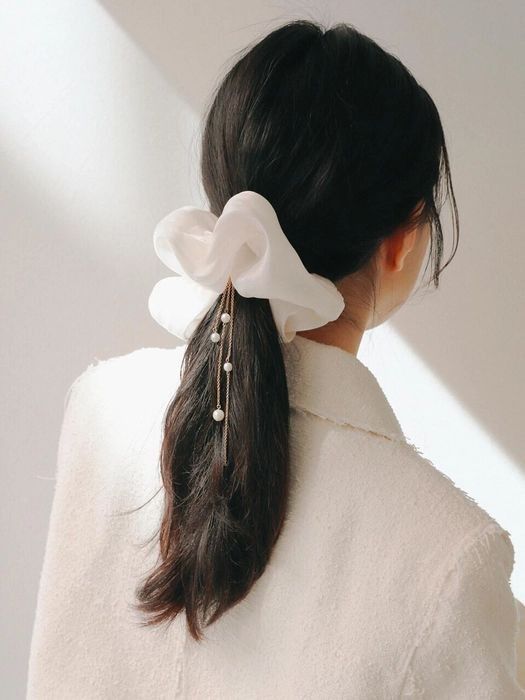 Ikat rambut merupakan aksesoris yang nge-tren di tahun 80-an, tapi hingga saat ini ikat  rambut masih digunakan.