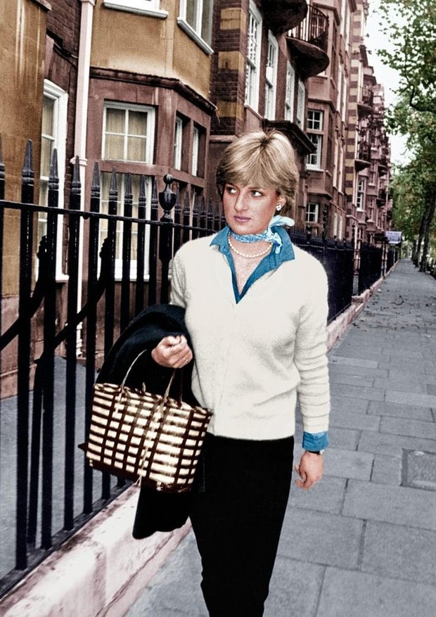 Mendiang Putri Diana tampil sederhana dengan mengkombinasikan kemeja berwarna birunya dengan cardigan warna putihnya.