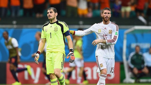 SALVADOR, BRAZIL - JUNE 13: Goalkeeper Iker Casillas (L) and Sergio Ramos of Spain reacts after allowing the Netherlands fourth goal during the 2014 FIFA World Cup Brazil Group B match between Spain and Netherlands at Arena Fonte Nova on June 13, 2014 in Salvador, Brazil.  (Photo by David Ramos/Getty Images)