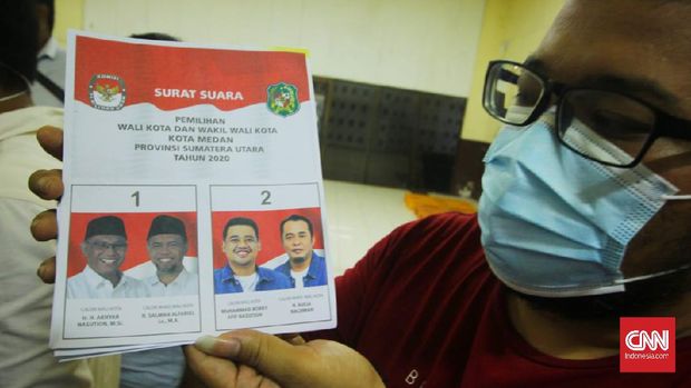 Foto pasangan calon Akhyar Nasution-Salman Alfarisi tampak lebih gelap dibanding Bobby Nasution-Aulia Rachman dalam surat suara yang dicetak KPU Medan.