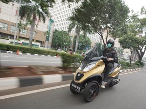 Menjajal Piaggio MP3 500 HPE Sport Advanced, Skuter Bongsor Berkaki Tiga
