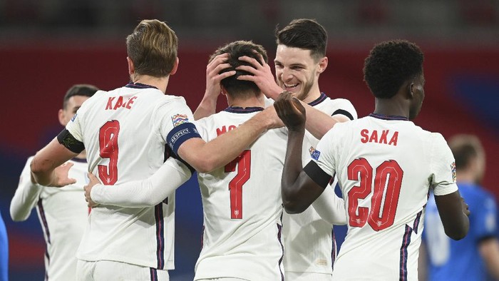 Englands Declan Rice, second right, congratulates Mason Mount after the second goal during the UEFA Nations League soccer match between England and Iceland at Wembley stadium in London, Wednesday, Nov. 18, 2020. (Michael Regan/Pool via AP)