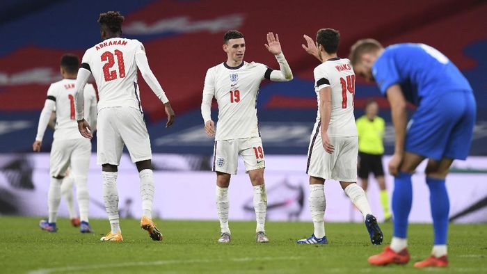 timnas inggris uefa nations league timnas islandia Englands Phil Foden, center, celebrates after scoring his teams fourth goal during the UEFA Nations League soccer match between England and Iceland at Wembley stadium in London, Wednesday, Nov. 18, 2020. England won the match 4-0. (Neil Hall/Pool via AP)