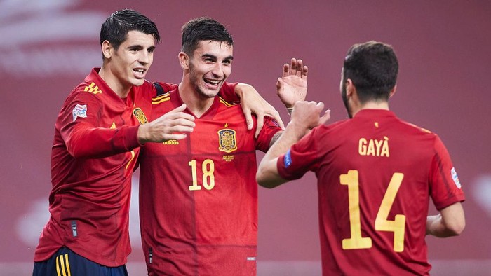 SEVILLE, SPAIN - NOVEMBER 17: Ferran Torres of Spain celebrates scoring his teams fifth goal with team mates during the UEFA Nations League group stage match between Spain and Germany at Estadio de La Cartuja on November 17, 2020 in Seville, Spain. (Photo by Fran Santiago/Getty Images)