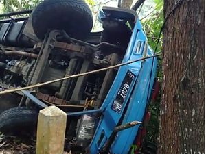 Truk Logistik KPU Terguling di Sukabumi Bermuatan Kotak Suara Truk Logistik KPU Terguling di Sukabumi Bermuatan Kotak Suara