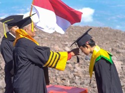 Hebat! Kampus Ini Gelar Wisuda di Puncak Gunung Marapi