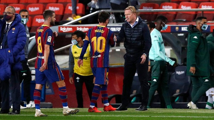 BARCELONA, SPAIN - NOVEMBER 07: Lionel Messi of FC Barcelona with Ronald Koeman, Head Coach of FC Barcelona following the La Liga Santader match between FC Barcelona and Real Betis at Camp Nou on November 07, 2020 in Barcelona, Spain. Sporting stadiums in Spain remain under strict restrictions due to the Coronavirus Pandemic as Government social distancing laws prohibit fans inside venues resulting in games being played behind closed doors. (Photo by Eric Alonso/Getty Images)