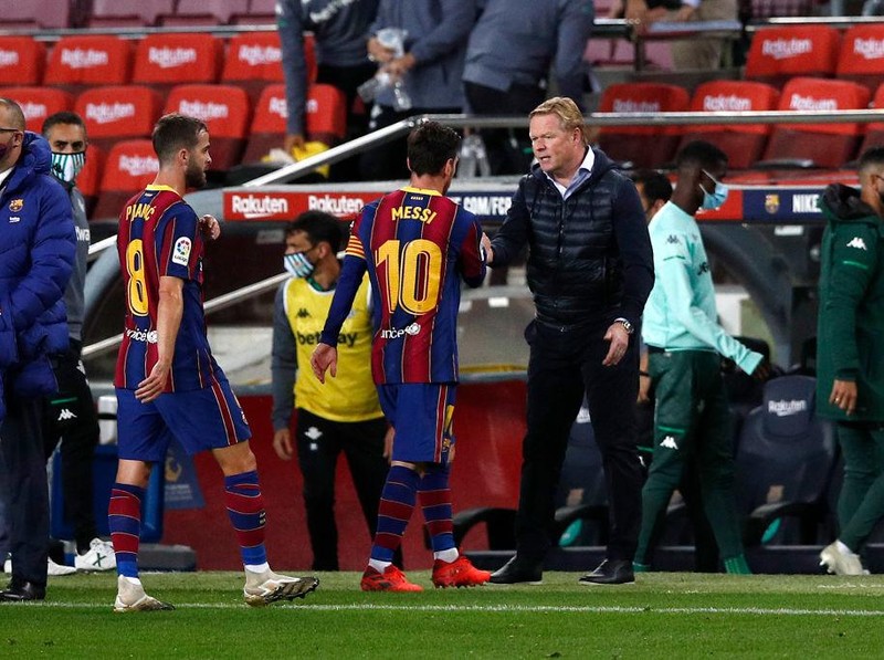 BARCELONA, SPAIN - NOVEMBER 07: Lionel Messi of FC Barcelona with Ronald Koeman, Head Coach of FC Barcelona following the La Liga Santader match between FC Barcelona and Real Betis at Camp Nou on November 07, 2020 in Barcelona, Spain. Sporting stadiums in Spain remain under strict restrictions due to the Coronavirus Pandemic as Government social distancing laws prohibit fans inside venues resulting in games being played behind closed doors. (Photo by Eric Alonso/Getty Images)