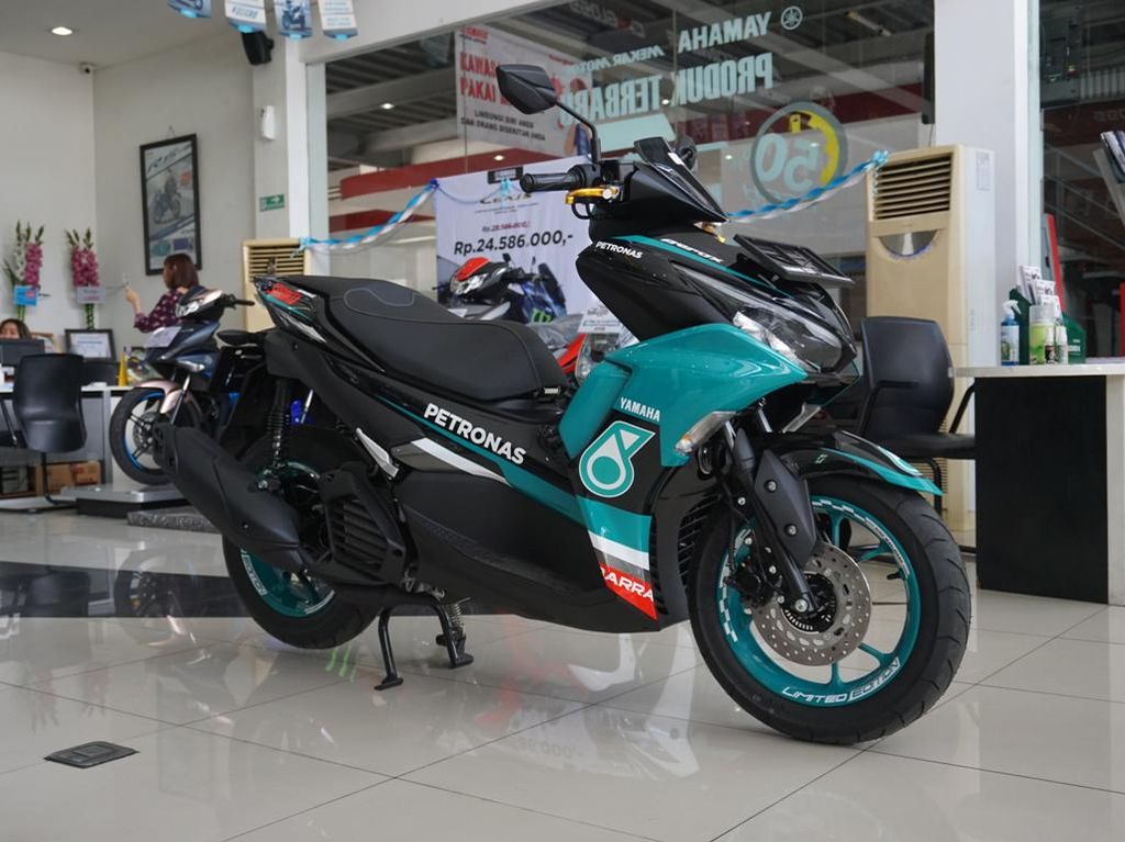 Kala Yamaha Aerox 155 Connected Berbaju Tim Petronas Sprinta, Cakep Juga Kala Yamaha Aerox 155 Connected Berbaju Tim Petronas Sprinta, Cakep Juga