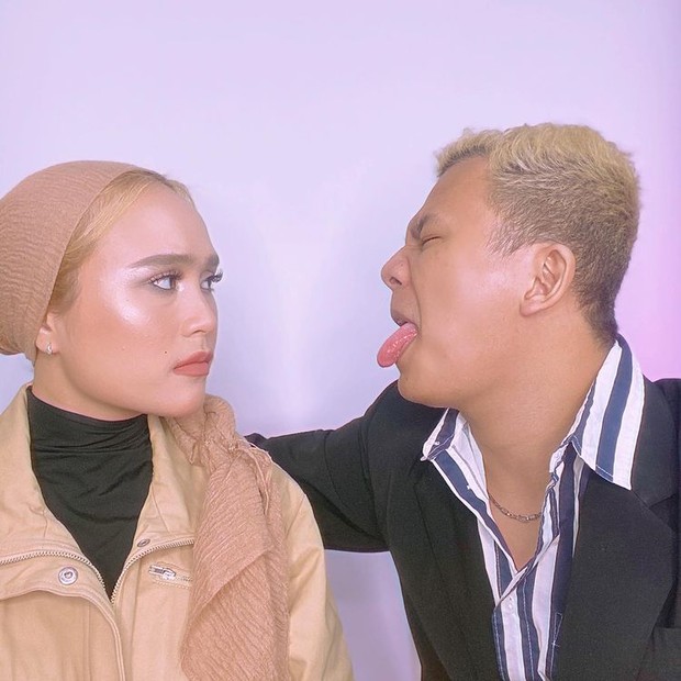 Ashilla Sikado dan pacar pasang pose lucu sambil ngejek/instagram.com/ashillasikado