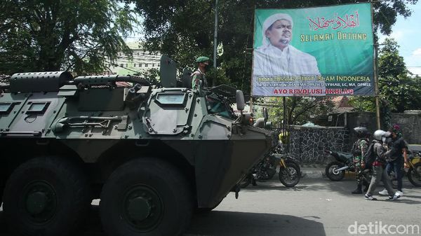 Bawa Panser Prajurit TNI Copot Spanduk Habib Rizieq