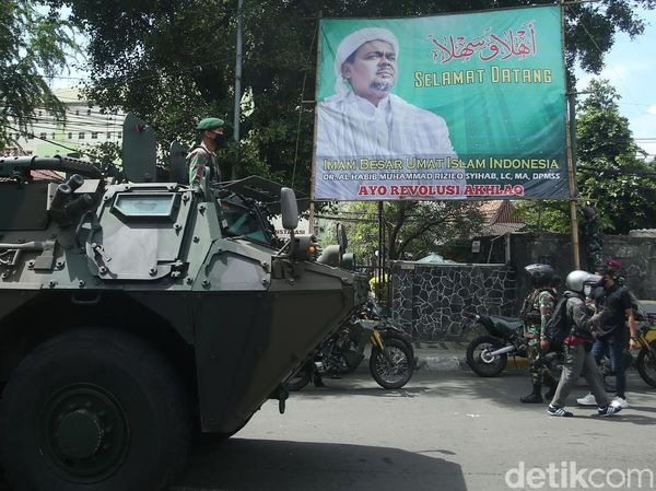 Bawa Panser Prajurit TNI Copot Spanduk Habib Rizieq