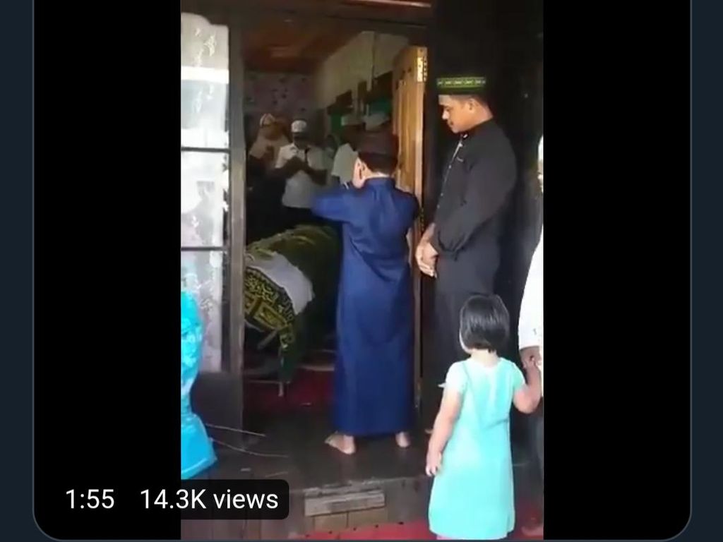 Haru! Bocah Adzani Jenazah Ibu Tanpa Menangis Haru! Bocah Adzani Jenazah Ibu Tanpa Menangis