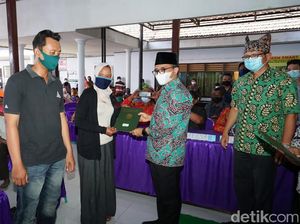 Bupati Anas Tuntaskan Penyerahan Sertifikat PTSL