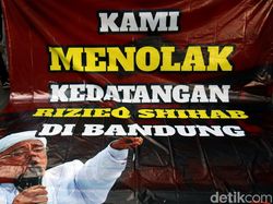 Deretan Spanduk Tolak Habib Rizieq Hadir di Bandung