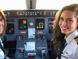 Duet Ibu dan Anak Perempuan yang Terbang di Satu Kokpit