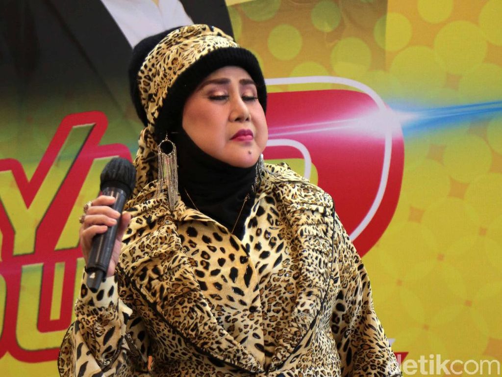Sembuh dari COVID-19, Elvy Sukaesih Nyanyi Lagi Sembuh dari COVID-19, Elvy Sukaesih Nyanyi Lagi