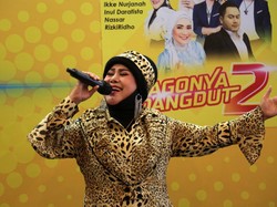 Elvy Sukaesih Ogah Asal Cipika-cipiki usai Kena COVID-19