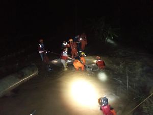 2 Pemotor Berboncengan Hilang Terseret Arus Banjir di Kendal