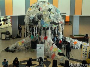 Wow! Ada Ubur-ubur Raksasa dari Sampah Plastik Wow! Ada Ubur-ubur Raksasa dari Sampah Plastik