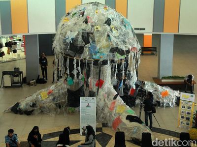 Wow! Ada Ubur-ubur Raksasa dari Sampah Plastik